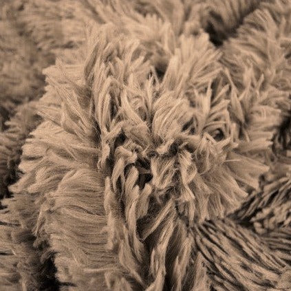 Taupe långhårig plysch – 30 mm lugg & tvärsgående stretch (bild 1 av 5)