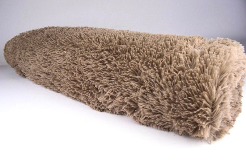 Taupe långhårig plysch – 30 mm lugg & tvärsgående stretch (bild 2 av 5)