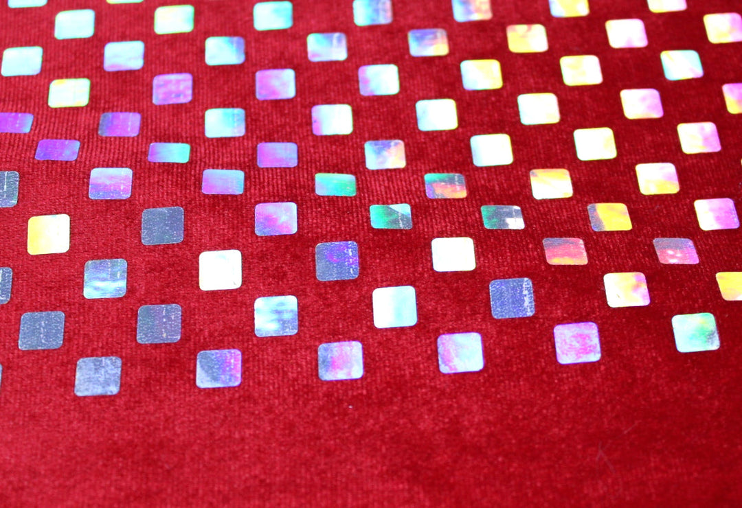 Rött velour tyg med stretch och holografiska foliefyrkanter (bild 2 av 3)