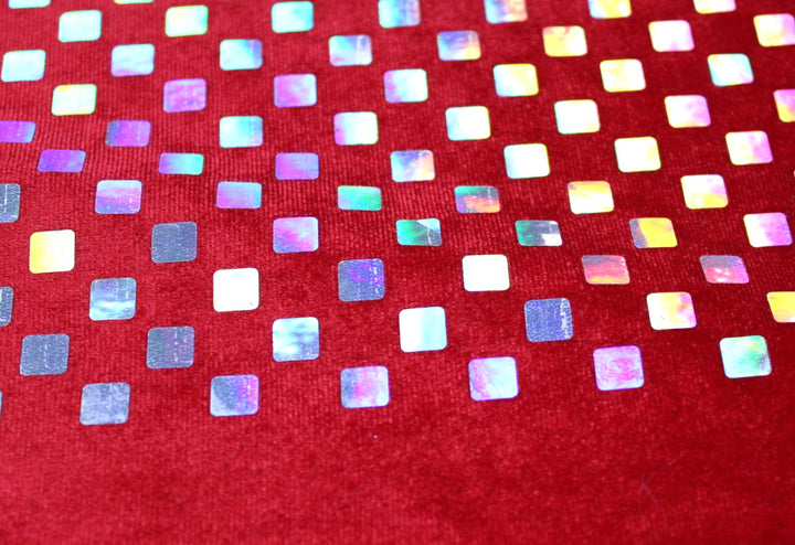 Rött velour tyg med stretch och holografiska foliefyrkanter (bild 2 av 3)