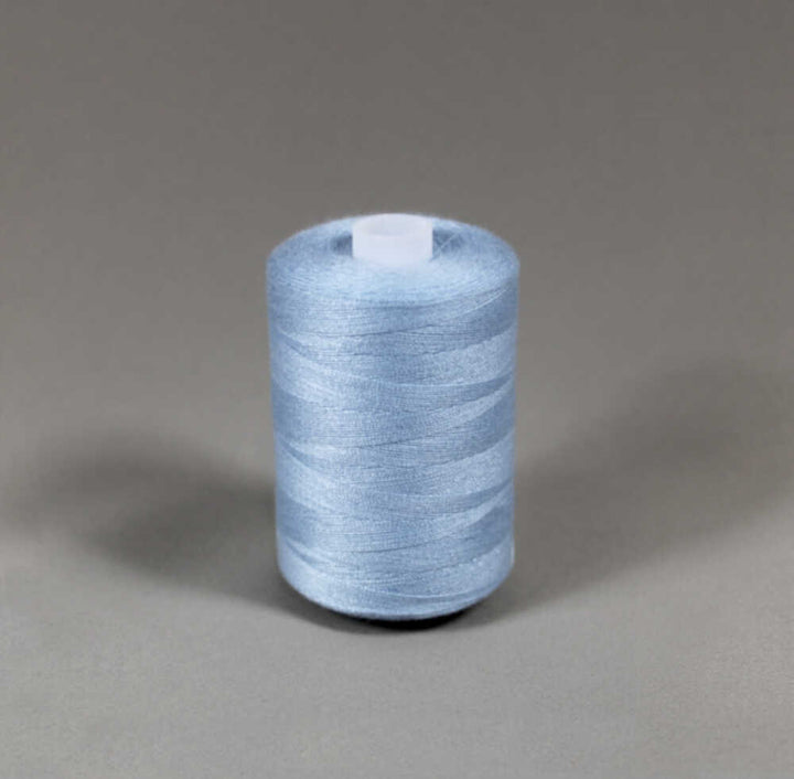 Babyblå stark polyester sytråd (bild 1 av 3)