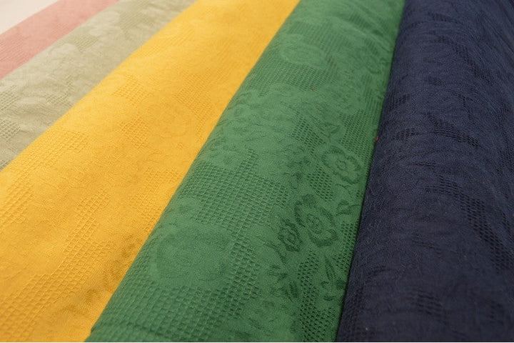 VIT BOMULLS JACQUARD – VÅFFELSTRUKTUR MED BLOMMOTIV