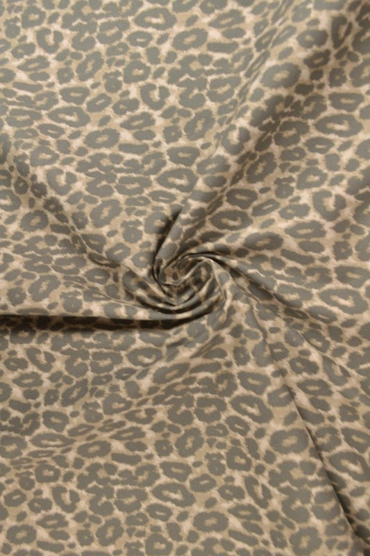Beige bomullspoplin med leopardtryck – brun & svart (bild 1 av 3)