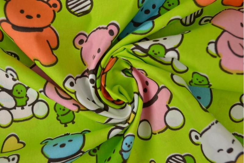 Grön bomullspoplin med kawaii nallemönster – barn (bild 3 av 3)