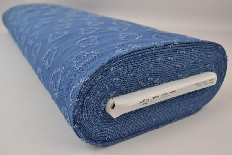 LJUSBLÅ DENIMTYG MED HJÄRTMÖNSTER – METERVARA TILL BYXOR & JACKOR