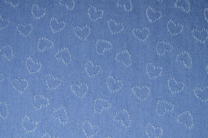LJUSBLÅ DENIMTYG MED HJÄRTMÖNSTER – METERVARA TILL BYXOR & JACKOR