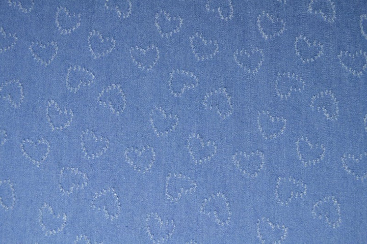 LJUSBLÅ DENIMTYG MED HJÄRTMÖNSTER – METERVARA TILL BYXOR & JACKOR