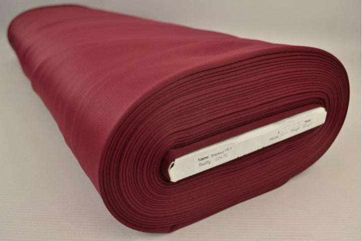 BORDEAUX MÖRKLÄGGNINGSTYG – FLAMSKYDDAT GARDINTYG (300 CM)