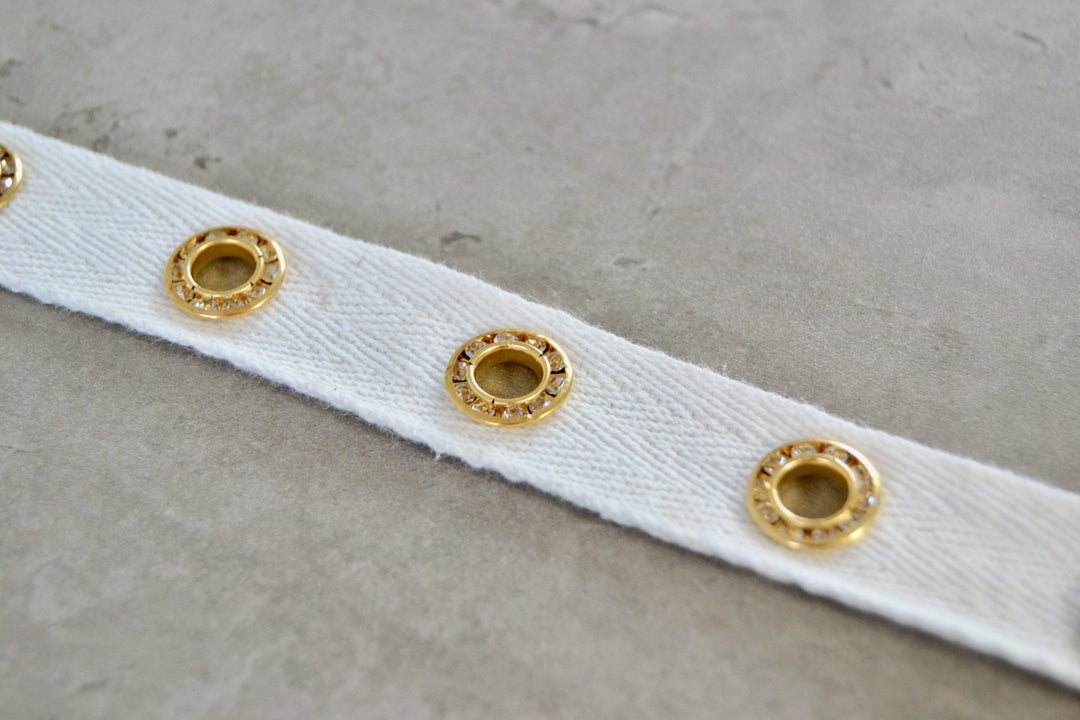 Vit band med guldringar 20mm (bild 3 av 3)