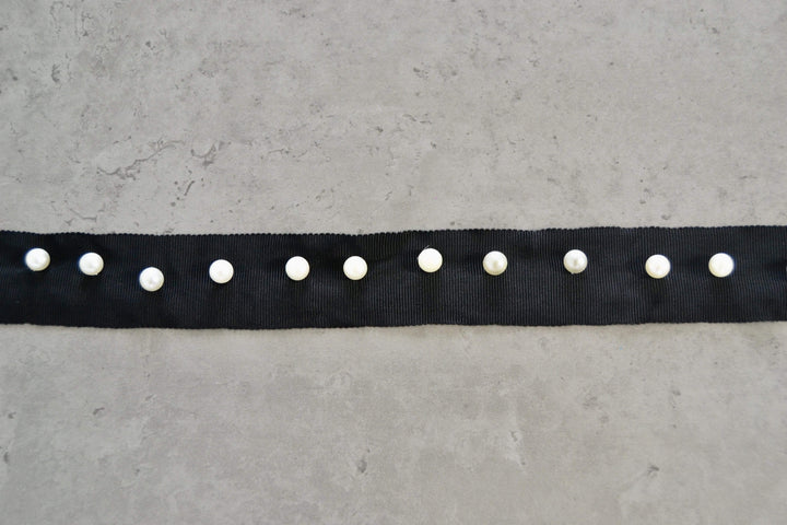Svart band med vita pärlor 30mm (bild 1 av 2)