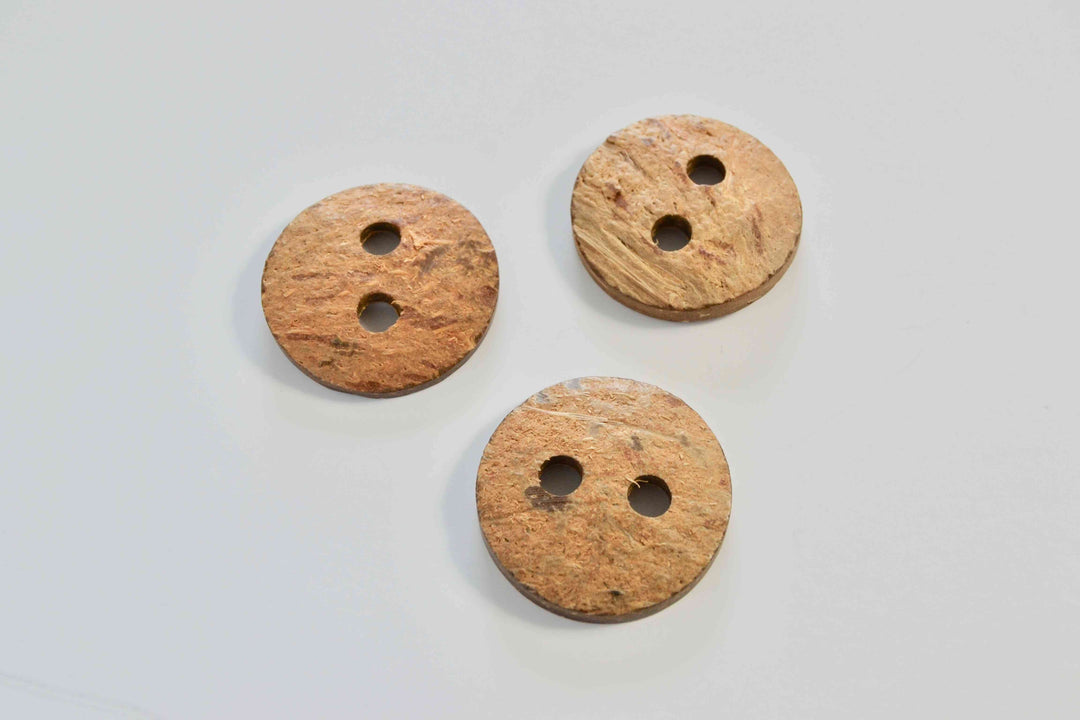 KNAPP 2-HÅLS BRUN ÄKTA KOKOS 40 MM