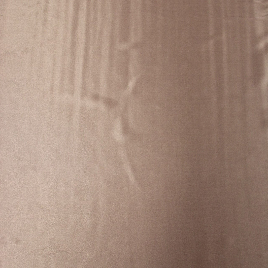 Dammigt rosa sidentyg i satinvävning med stretch (bild 3 av 4)