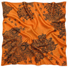 ORANGE SIDEN MED PAISLEYTRYCK