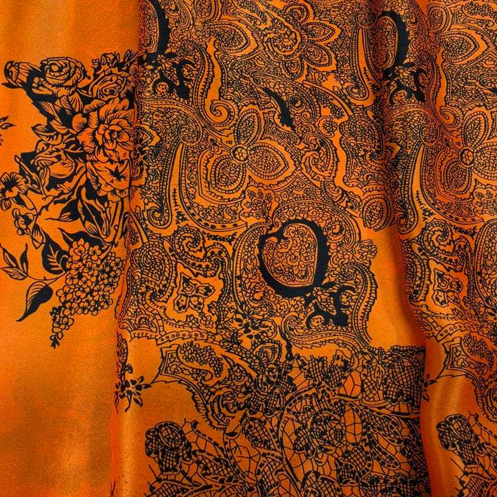 Orange siden med paisleytryck – i mjukt fall (bild 3 av 4)