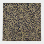 MÖRKBLÅ SATIN JACQUARD TYG MED GULDLEOPARDFLÄCKAR