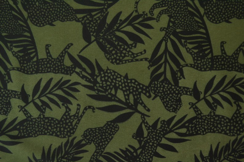 Grönt lycra tyg för badkläder och sportkläder med leopard- och palmtryck (bild 2 av 3)
