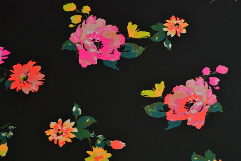 Svart lycra tyg för badkläder och sportkläder med akvarell blommönster (bild 2 av 3)