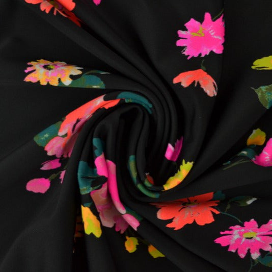 Svart lycra tyg för badkläder och sportkläder med akvarell blommönster (bild 1 av 3)