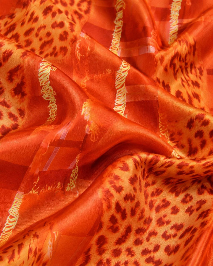 ORANGE SIDEN MED LEOPARDMÖNSTER (bild 3 av 3)