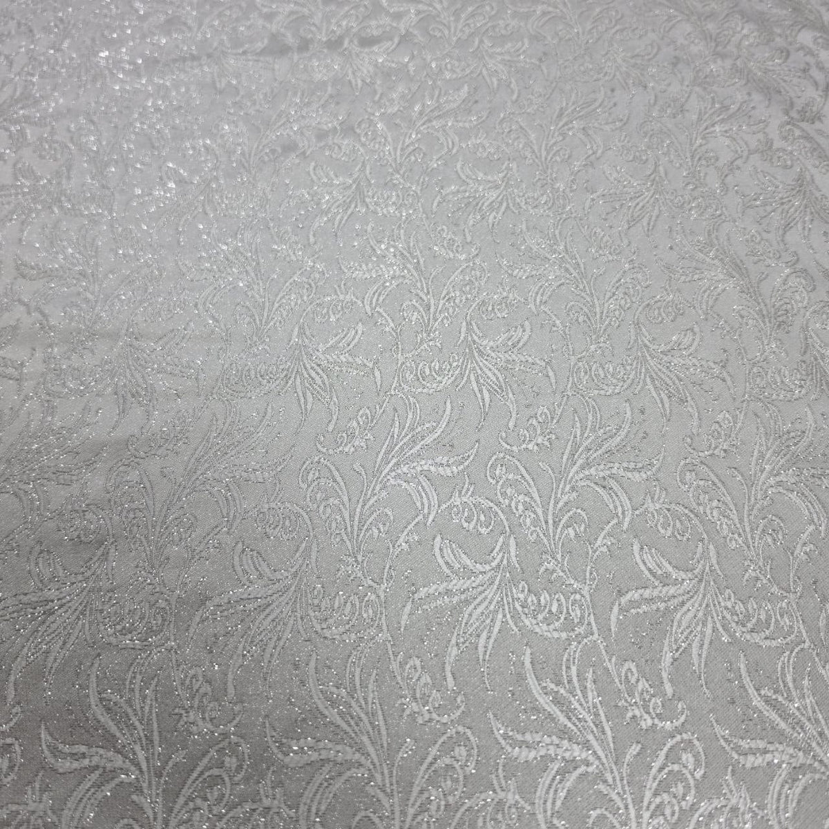 Silver satinjacquard tyg med blommor — plant