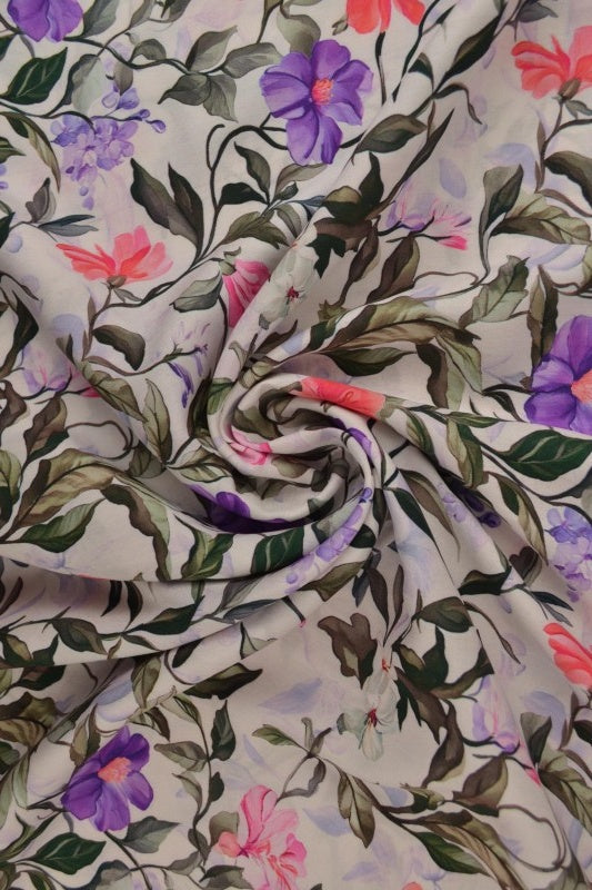 Vitt, lila & rosa viscosetyg med botaniskt blommtryck (bild 1 av 9)