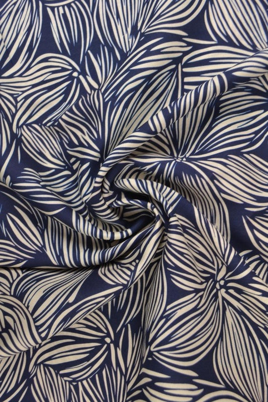 Marinblått & vitt viscosetyg med tropiskt bladtryck (bild 1 av 9)