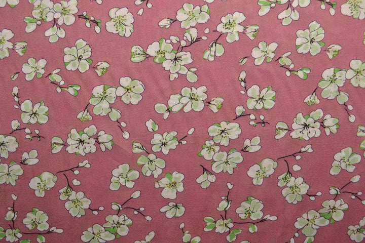 Vitt & ljusrosa viscosetyg med körsbärsblommstryck (bild 3 av 9)