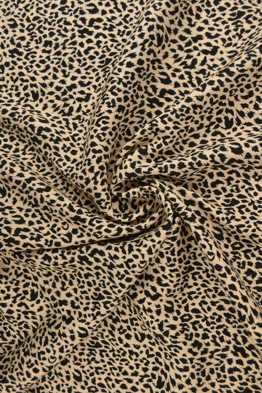 Beige & svart viscosetyg med mini leopardtryck (bild 1 av 9)