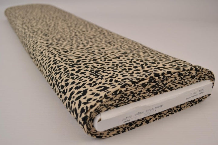 Beige & svart viscosetyg med mini leopardtryck (bild 2 av 9)