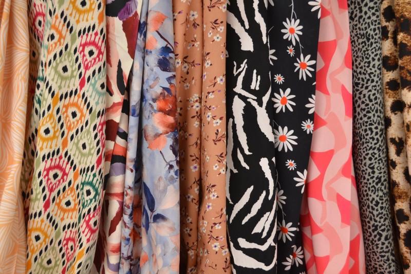 Grått & antracit viscosetyg med leopardtryck (bild 7 av 9)