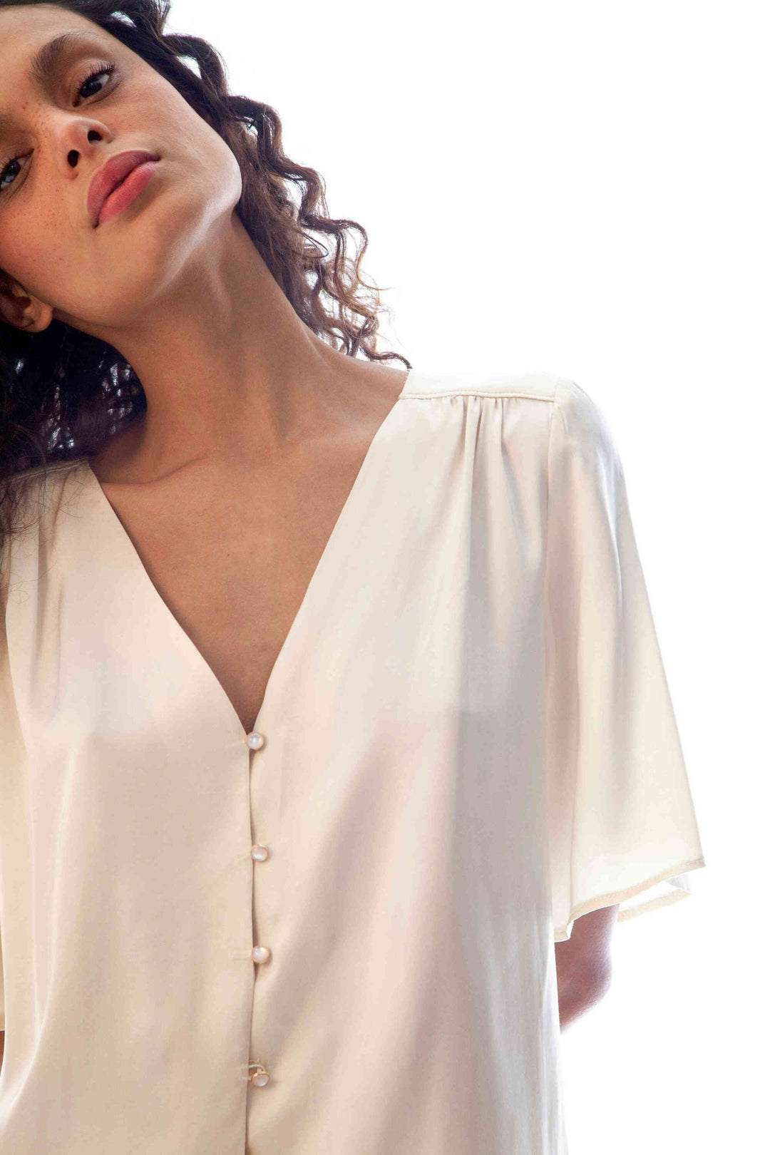 Vitt & ljusrosa viscosetyg med körsbärsblommstryck (bild 5 av 9)
